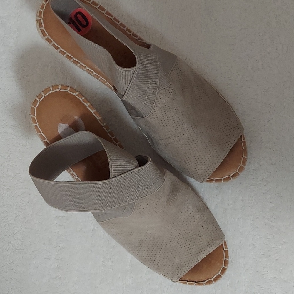 Gentle Souls women's tan sandals, size 10.